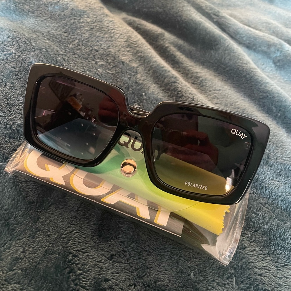 Quay Australia - Total Vibe - Black Frame / Smoke Polarized Lens - NWT